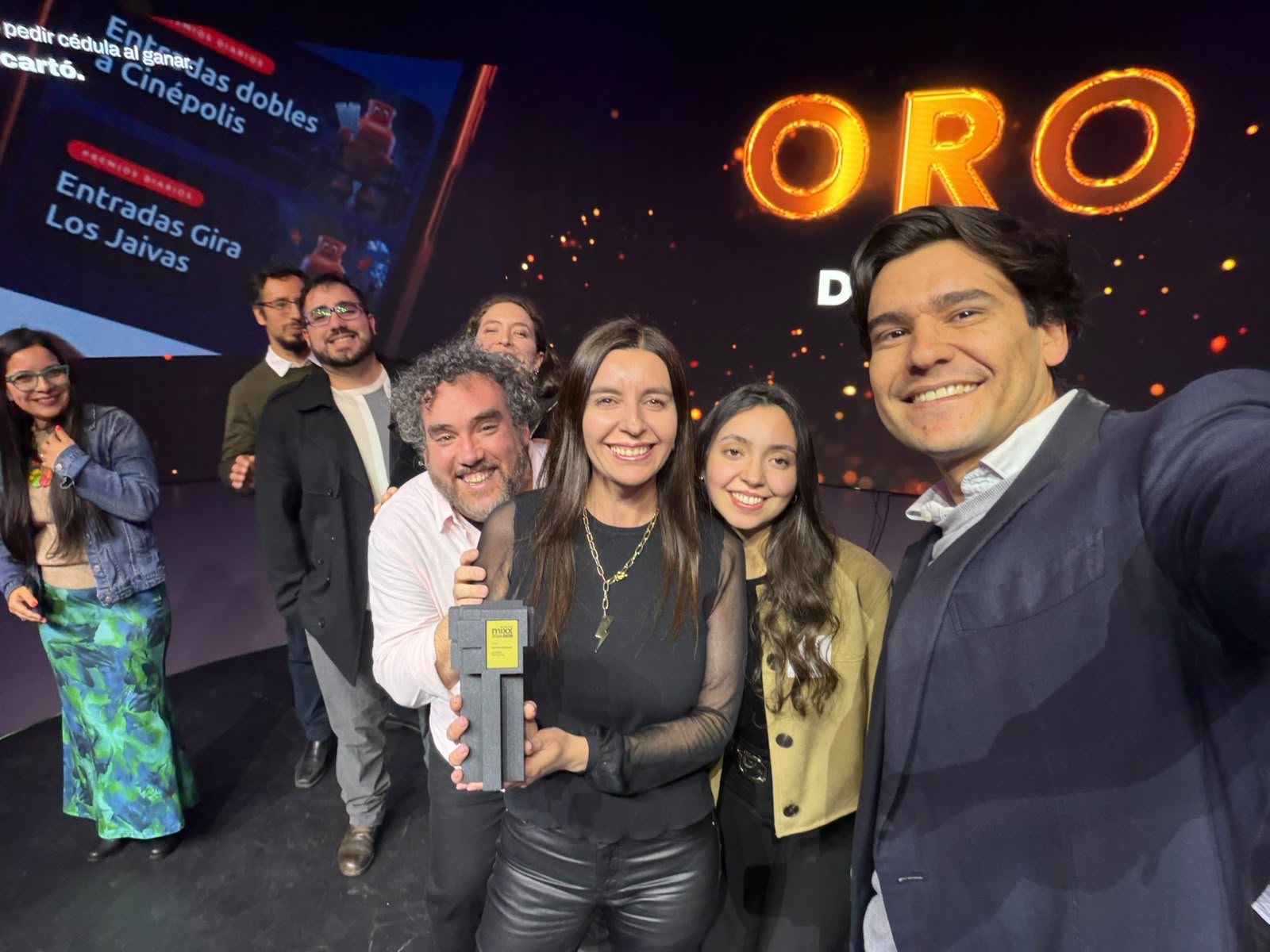 Equipo celebrando con el premio MIXX